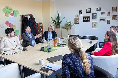 Gesprächsrunde in der Wolfgang-Mutzeck-Schule mit Dirk Panter (SPD) und u. a. Tobias Schmidt (Hauptgeschäftsführer*in BBW-Leipzig-Gruppe)