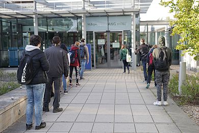 Hygienemaßnahmen am BBW: Schlange stehen mit Abstand vorm Eingang