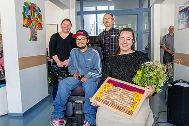 Von links nach rechts: Stefanie Brückmann und Robert Fehrmann (Schneckenpostredaktion, Diakonie am Thonberg), Christoph Schnabel (Geschäftsbereichsleiter, Diakonie am Thonberg), Katharina Scherf (Preisträgerin)