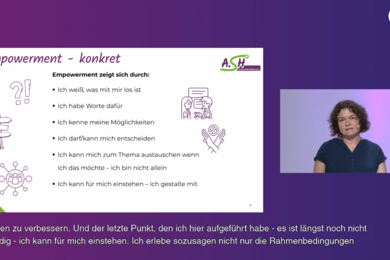 Screenshot des AVWS-Fachtags-Streams des Spotligt 3. Die Dozentin ist rechts im Bild zusehen und links sieht man eine Präsentationsfolie mit der Überschrift Empowerment-konkret