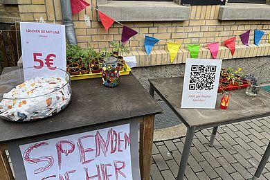 Tisch mit der Spendendose und der Möglichkeit, auch Pflanzen für die Hochbeete "auszulösen"