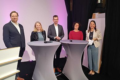 Die Mitwirkenden der Expertinnenrunde des AVWS-Fachtages lächeln in die Kamera.