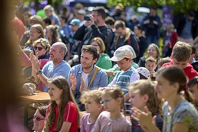 Besucher*innen des Tag der offenen Tür und des Knautfests