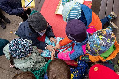 Kinder packen Geschenke aus