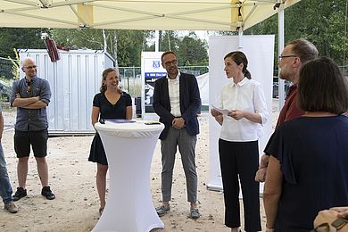 Pfarrerin Johanna Stein, Hauptgeschäftsführer Tobias Schmidt und Bürgermeisterin Vicki Felthaus