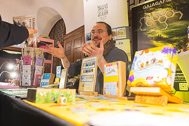 Verkäufer am Verkaufsstand Gaiagames