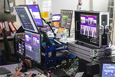 Es sind zahlreiche Monitore nebeneinander zu sehen. Es ist der Blick der Regie für die Übertragung des Livestreams des AVWS-Fachtages.