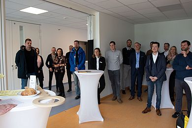 Viele Personen stehen in einem Raum der Kita