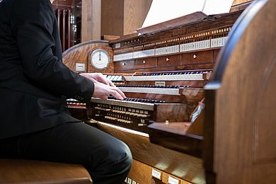 Daniel Beilschmidt spielt die Orgel