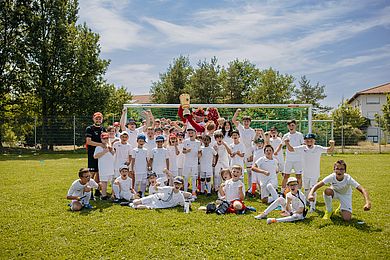 Gruppenfoto der Teilnehmenden der RB Fußballschule