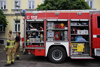 Das geöffnete Löschgruppenfahrzeug gibt die Ausrüstung der Freiwilligen Feuerwehr von Markkleeberg preis. Darunter vor allem große Wasserschläuche.