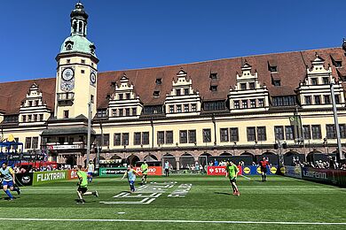 Fußballcourt vor der Kulisse des alten Leipziger Rathauses auf dem Marktplatz