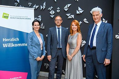 v.l.: Tanja Ergin (Geschäftsführerin der BAG BBW), Tobias Schmidt (Vorsitzender des Vorstands der BAG BBW), Moderatorin Kerstin Palzer und Dr. Rolf Schmachtenberg (Staatssekretär im Bundesministerium für Arbeit und Soziales)