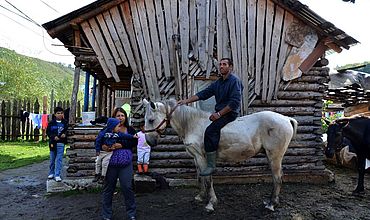 Foto aus Film Europapassage: Familie Namaiesti/ Rumänien, ein Mann sitzt auf einem Pferd