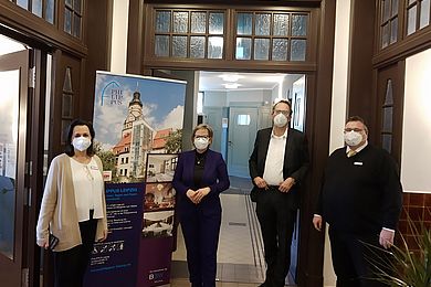 Gruppenfoto im Eingang des Inklusionshotels PHILIPPUS Leipzig: v.l.n.r.: Alicia Mellado (Bereichsleiterin Inklusionsbetriebe), Barbara Klepsch (Sächsische Staatsministerin für Kultur und Tourismus), Volker Bremer (Geschäftsführer Tourismus und Marketing GmbH), Enrico Haussmann (Hotelleiter)