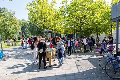 Teilnehmende beim Sommerfest vorm Freizeithaus