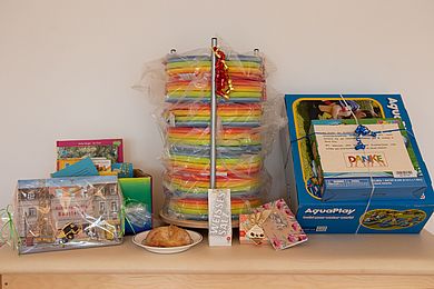 Geschenke für die Kinder stehen auf einem Tisch