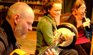 der Personen musizieren in warmen Lichten