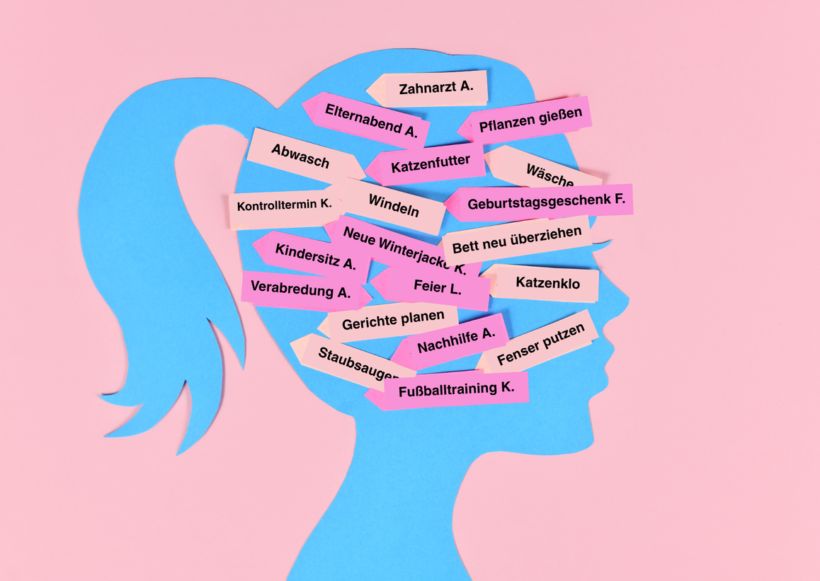 Illustration eines blauen Kopfes mit einem Pferdeschwanz in Form eines Scherenschnittes auf rosa Hintergrund. Auf dem Kopf zahlreiche Post-Its mit Care-Arbeit-Aufgaben und Mental Load, bspw.: "Abwasch", "Kindersitz A." oder "Katzenklo"