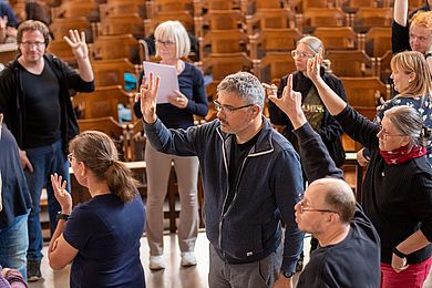 Eine Gruppe von Menschen beim Workshop des Gebärdenchortreffens