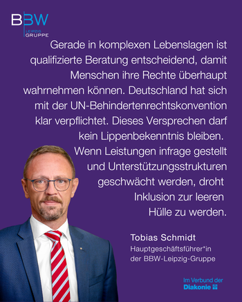 Dunkelblauer Hintergrund mit einem Foto von Tobias Schmidt und dem Zitat aus dem Text.