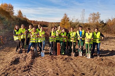 Gruppenfoto der Mitarbeitenden und Auszubildenden nach der Pflanzaktion.