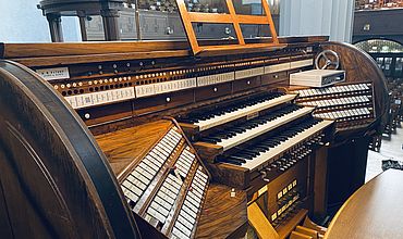 Seitliche Ansicht des Spieltisches der Orgel