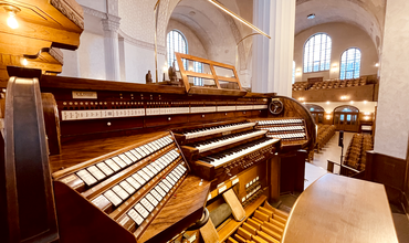 Blick auf die Tastatur und Register der Jehmlichorgel in der Philippuskirche