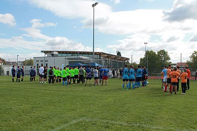 Inklusives Fußballturnier, mehrere Mannschaften sind in der Ferne zu sehen