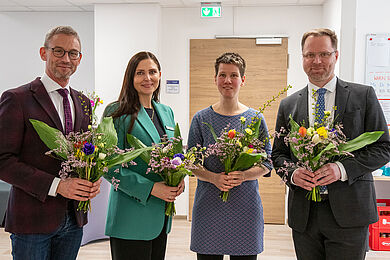 v.l. Prof. Dr. med. Fuchs, Claudia Rodegast, Lea Beuter, Bastian Schmiedel - alle halten Blumensträuße in den Händen