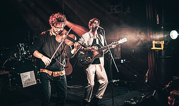 2 Musiker auf einer Bühne, das Duo Deen & Blumenstein