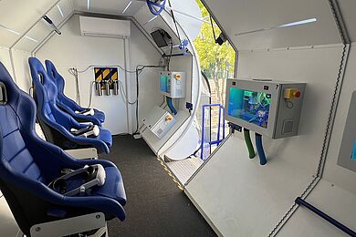 Innenraum der SpaceBuzz One Rakete mit blauen Sitzen