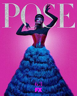 Schwarze Frau in festlichem rot-blauen Kleid, die ihre Arme um den Schriftzug "POSE" geschlungen hat.