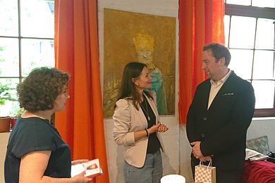 Ein Dozent des AVWS-Fachtages bekommt ein Präsent von den Organisatorinnen überreicht.