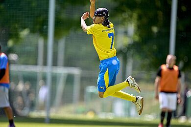 Spieler springt in die Luft