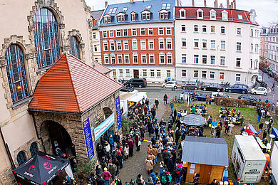 Blick aus einem Fenster im Pfarrhaus auf den Veganen Weihnachtsmarkt