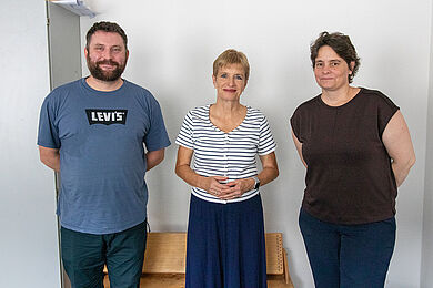 Gruppenbild mit Christian Lenz, stellv. Bereichsleiter*in des Jugend- und Erziehungshilfeverbundes, Sozialbürgermeisterin Dr. Martina Münch und Antje Oehmichen, Leiter*in des Autismuszentrums (von links nach rechts)