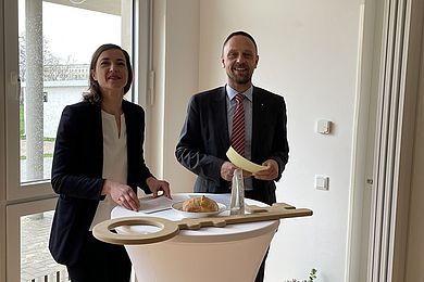 Vicki Felthaus (Bürgermeisterin und Beigeordnete für Jugend, Schule und Demokratie) und Tobias Schmidt (Hauptgeschäftsführer der BBW-Leipzig-Gruppe) hinter einem Stehtisch