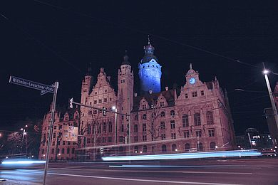 Blau angestrahlter Turm des Neuen Rathauses