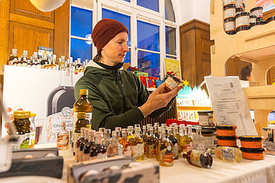 Verkaufsstand mit Ölen, Säften und Senf von leipspeis