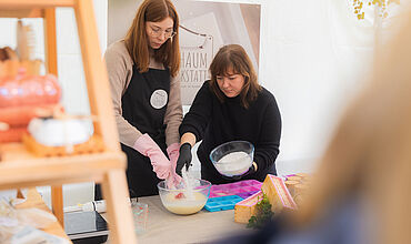 Erntedankfest 2025 Zwei Frauen bereiten Seife vor