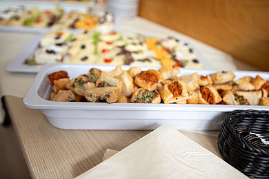 Snackbuffet, im Vordergrund verschiedene kleine Gebäckstücke aus Blätterteig