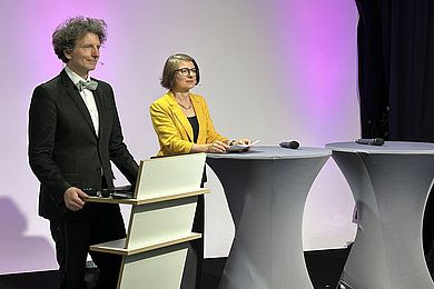 Die Moderatorin des AVWS-Fachtages gemeinsam mit dem Dozent des Spotlight 3 im Studio.