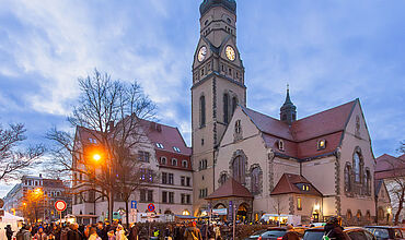 Blick auf die Philippuskirche und die Buden des Veganen Weihnachtsmarkts