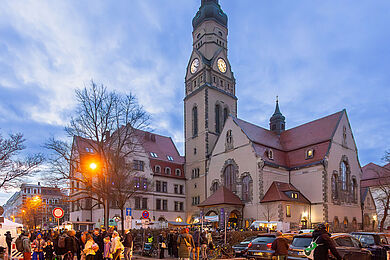 Blick auf die Philippuskirche und die Buden des Veganen Weihnachtsmarkts