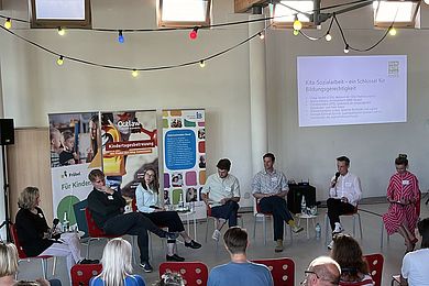 vl.n.r. Ariane Hohaus (Fachkoordinator*in BBW-Kindertagesstätten), Oskar Teufert (CDU), Christina März (SPD), William Rambow (Die LINKE), Michael Schmidt (Bündnis'90/ Die Grünen), Michael Kuhl (Pressesprecher Fröbel), Nora Schönberg (Sozialarbeiterin (B. A.), Qualitätsbeauftragte für Kitas bei der Outlaw gGmbH an den Standorten Leipzig, Halle und Dresden)