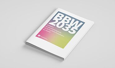 Das Bild zeigt ein mehrere seitenstarkes Heft. Auf der Frontseite des Heftes steht in dicken Buchstaben "BBW 2035".