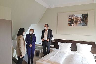 Alicia Mellado, Barbara Klepsch und Volker Bremer besichtigen ein Zimmer in PHILIPPUS Leipzig.