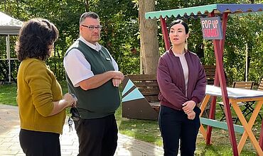 Philippus-Team und Dr. Paula Piechotta stehen im Biergarten und unterhalten sich