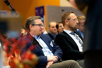 Hauptgeschäftsführer der BBW-Leipzig Gruppe Tobias Schmidt sitzt neben dem Hauptredner der Konferenz Prof. Böhm
